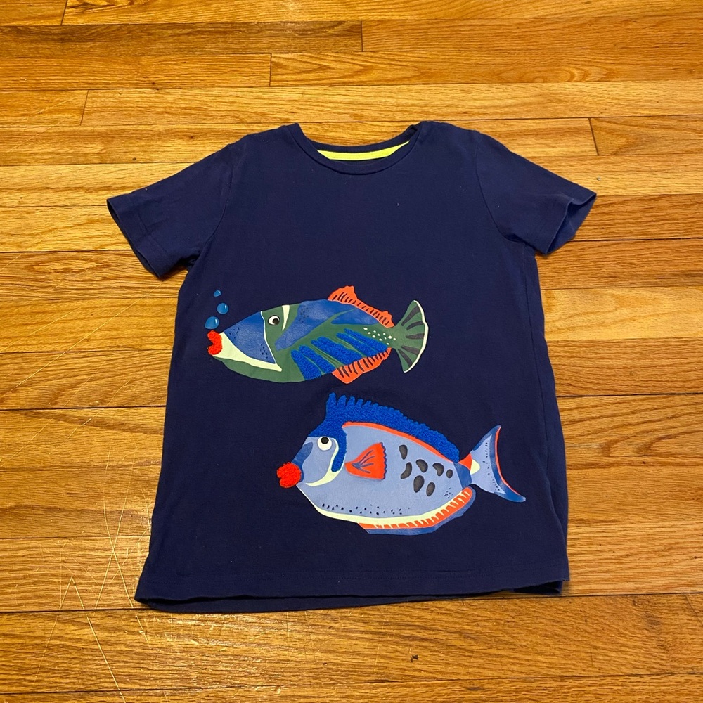Mini Boden Fish Tee EUC Size 7/8